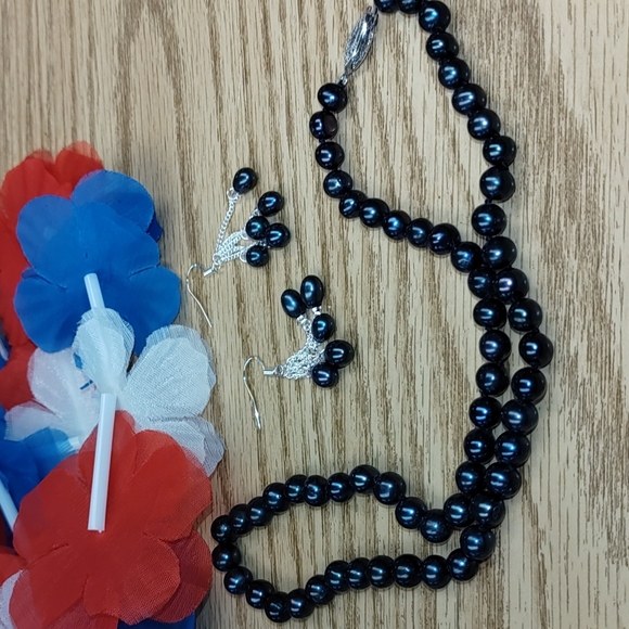 New Black Akoya pearl necklace and earrings. - Picture 8 of 8